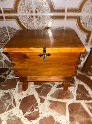 Arcón de madera pequeño antiguo