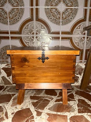 Arcón de madera pequeño antiguo