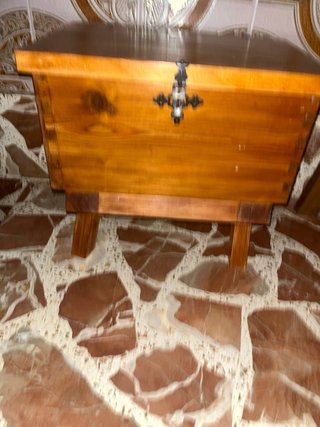Arcón de madera pequeño antiguo