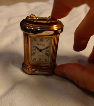 Orologio da tavolo in miniatura. Le Temps.