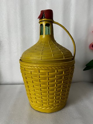 Antica Damajuana con cesto giallo