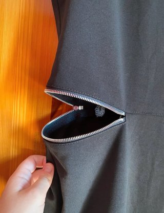 Abito nero aderente con zip argento