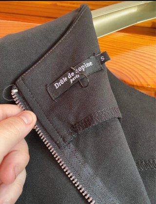 Abito nero aderente con zip argento