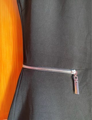 Abito nero aderente con zip argento