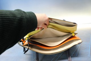 Bolso de piel azul petróleo, amarillo, naranja y blanco Cats. Tipo satchel.