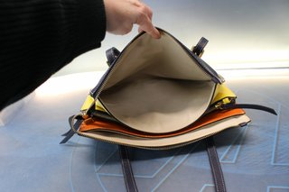 Bolso de piel azul petróleo, amarillo, naranja y blanco Cats. Tipo satchel.