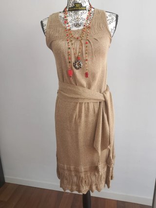 Vestido dorado brillante con cinturón