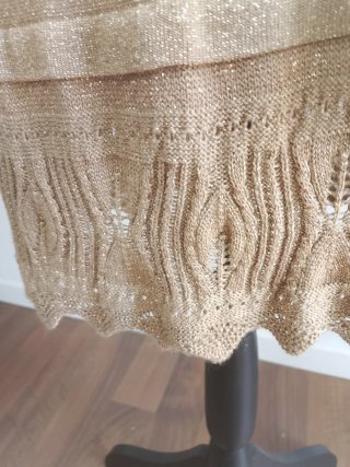 Vestido dorado brillante con cinturón