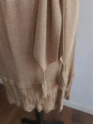 Vestido dorado brillante con cinturón