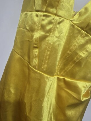 Vestido amarillo satinado fiesta