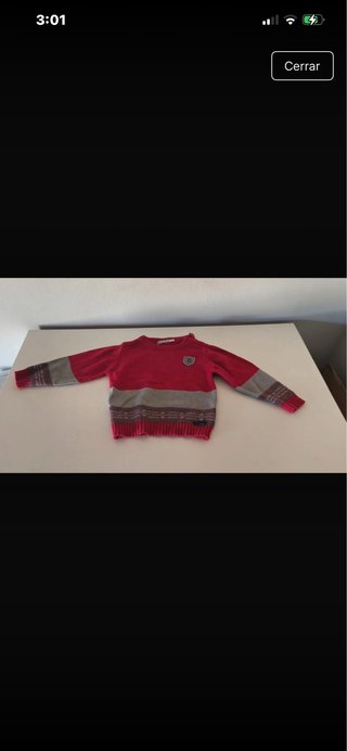 Suéter bebé rojo con detalles grises