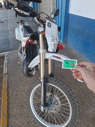 Moto Enduro Husqvarna Roja y Blanca