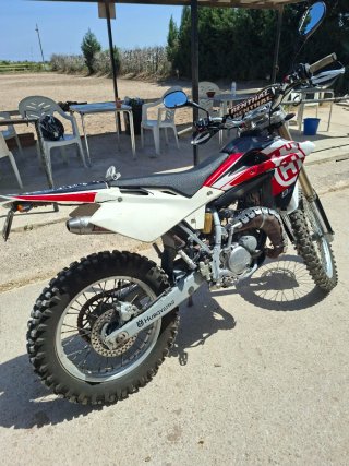 Moto Enduro Husqvarna Roja y Blanca
