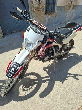 Moto Enduro Husqvarna Roja y Blanca