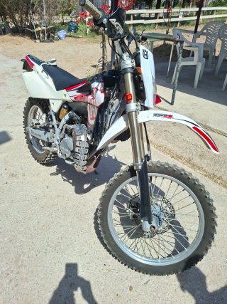 Moto Enduro Husqvarna Roja y Blanca