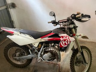 Moto Enduro Husqvarna Roja y Blanca