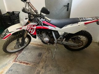 Moto Enduro Husqvarna Roja y Blanca
