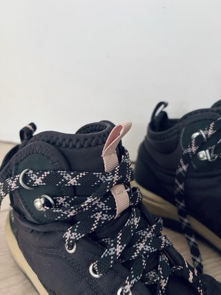Botas de montaña Quechua negras y rosas