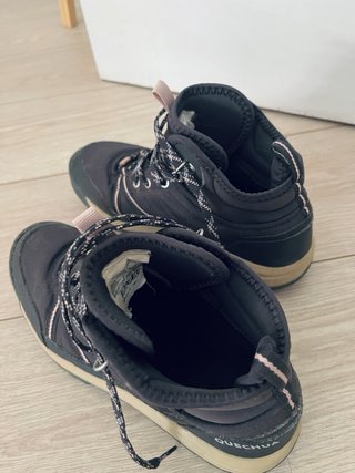 Botas de montaña Quechua negras y rosas