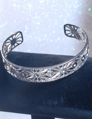 Brazalete plateado diseño geométrico