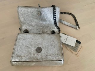 Bolso Zara plateado con pluma