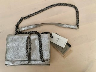 Bolso Zara plateado con pluma