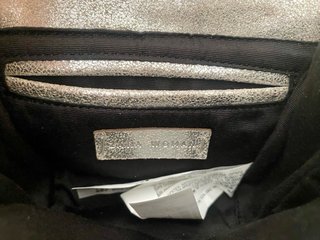 Bolso Zara plateado con pluma