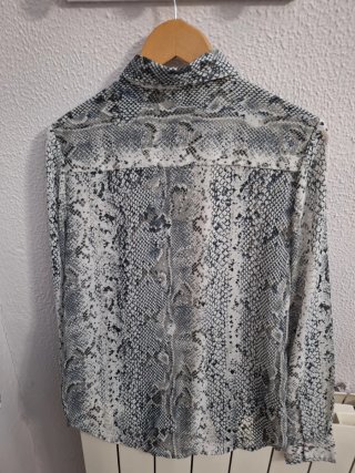 Camisa Estampado Serpiente - Stradivarius Talla M
