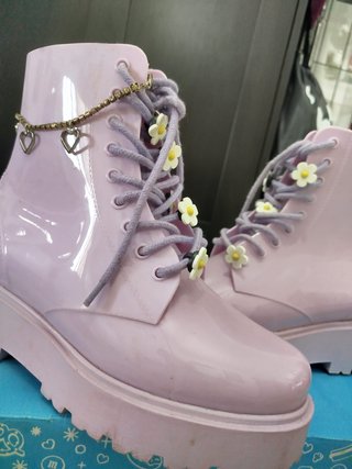 Botas de agua lilas con flores