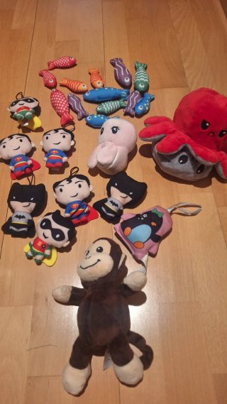 Lote 26 peluches: muñecos y animales