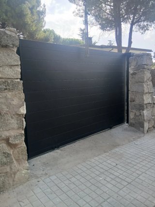 Puerta corredera negra nueva