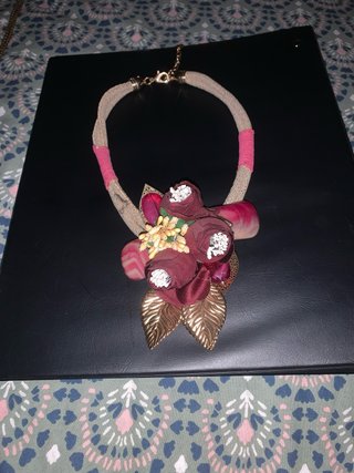 Collar gargantilla flores y hojas doradas
