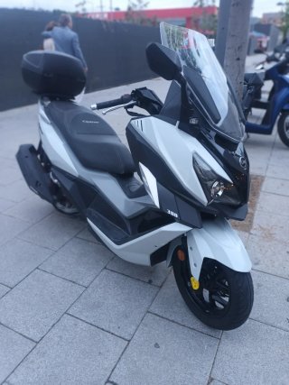 SYM Max Scooter 300 con 7400 km