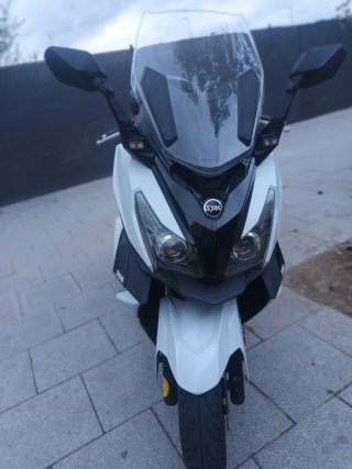 SYM Max Scooter 300 con 7400 km