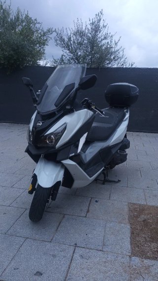 SYM Max Scooter 300 con 7400 km