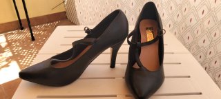Zapatos de tacón negros con tira