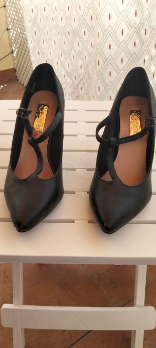 Zapatos de tacón negros con tira