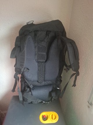Mochila negra tela 50L de  Decathlon marca Simond
