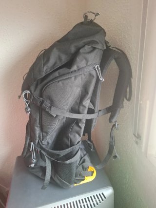 Mochila negra tela 50L de  Decathlon marca Simond