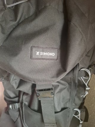 Mochila negra tela 50L de  Decathlon marca Simond