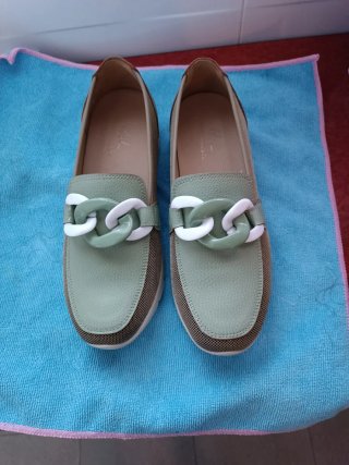 Zapatos verdes con detalle de cadena