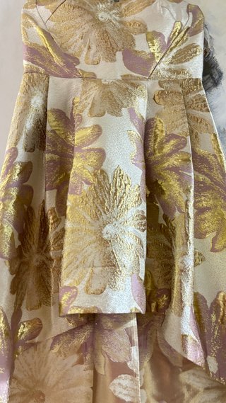 Vestido de fiesta dorado y rosa