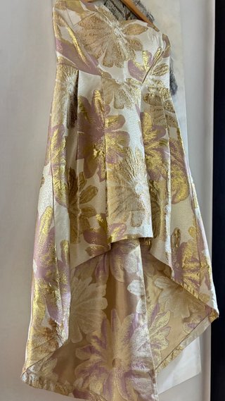 Vestido de fiesta dorado y rosa