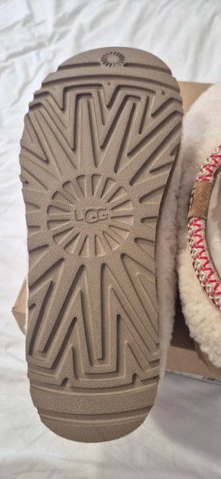 Botas UGG Beige/Rojo Talla 38 Nuevas