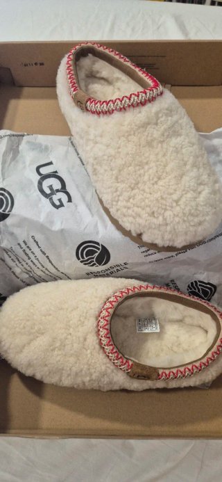Botas UGG Beige/Rojo Talla 38 Nuevas