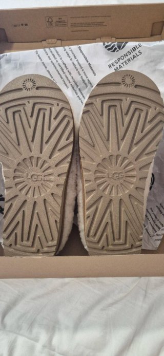 Botas UGG Beige/Rojo Talla 38 Nuevas