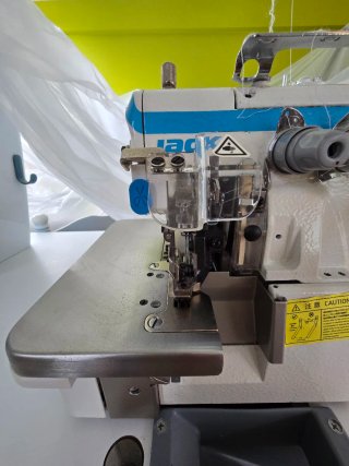 Máquina  Overlock y Repulgo Jack