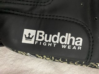 Guantes de boxeo y casco Venum