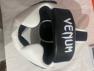 Guantes de boxeo y casco Venum