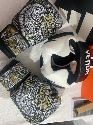 Guantes de boxeo y casco Venum